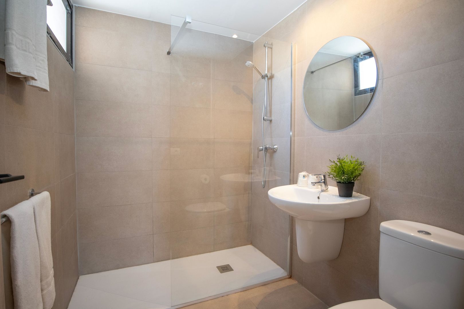 Dynastic Rooms Apartments image 3