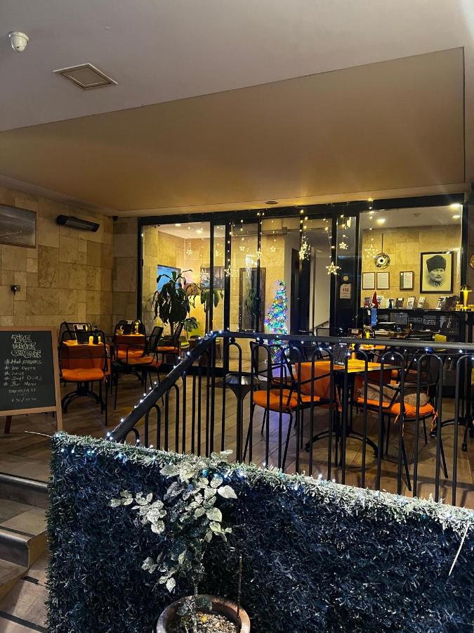 een eetzaal met tafels en stoelen in een restaurant bij The White Orient Hotel in Istanbul