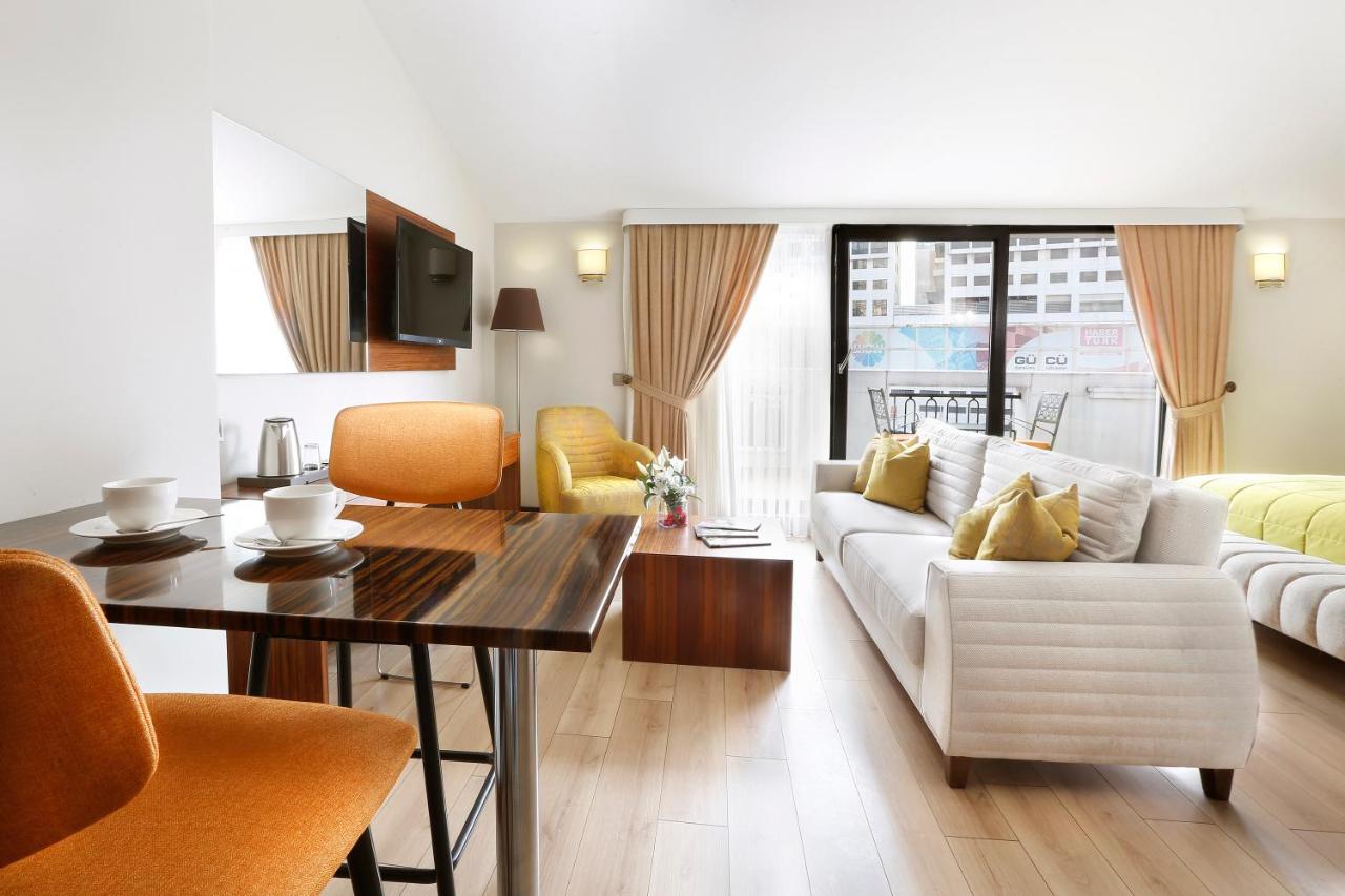 een woonkamer met een witte bank en een tafel bij The White Orient Hotel in Istanbul