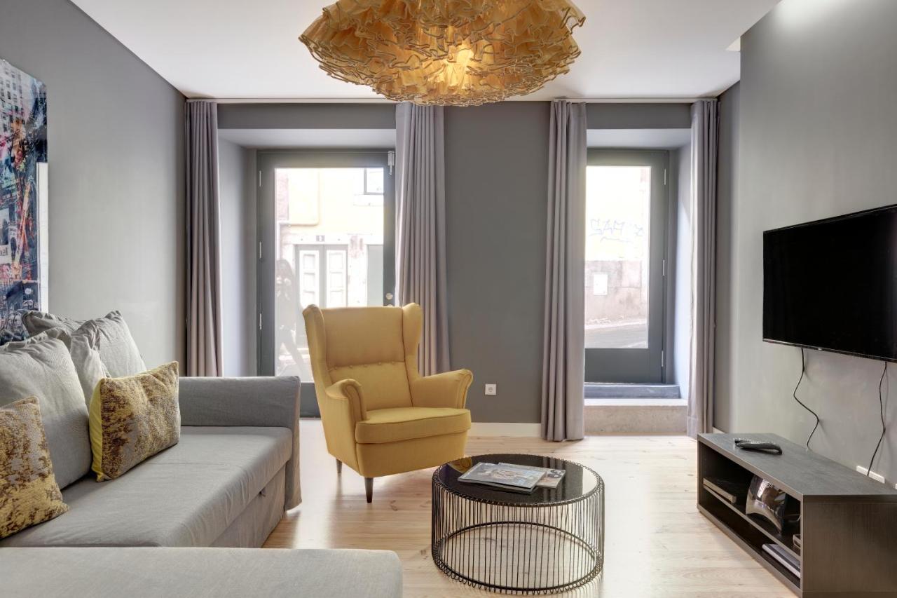 een woonkamer met een bank en een stoel bij City Stays Bica Apartments in Lissabon
