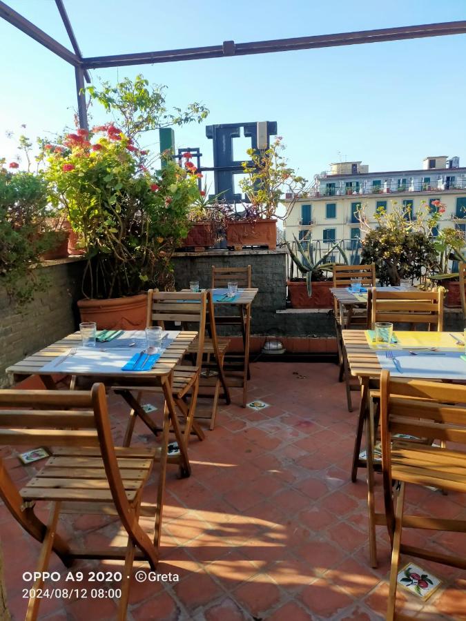 een rij tafels en stoelen op een terras bij Jazz Hotel in Napels +71 foto's