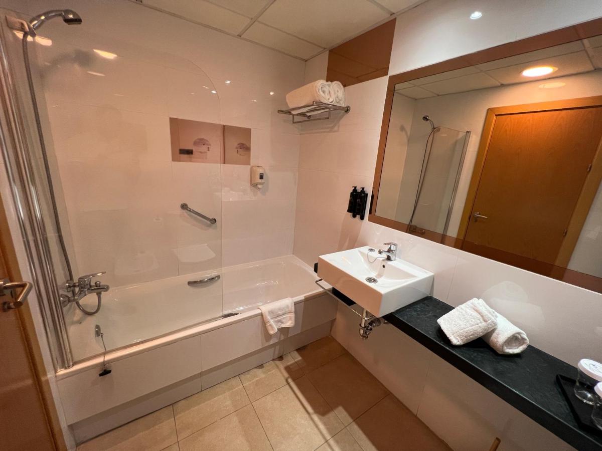 een badkamer met een wastafel, een douche en een bad bij ON Family Islantilla in Islantilla
