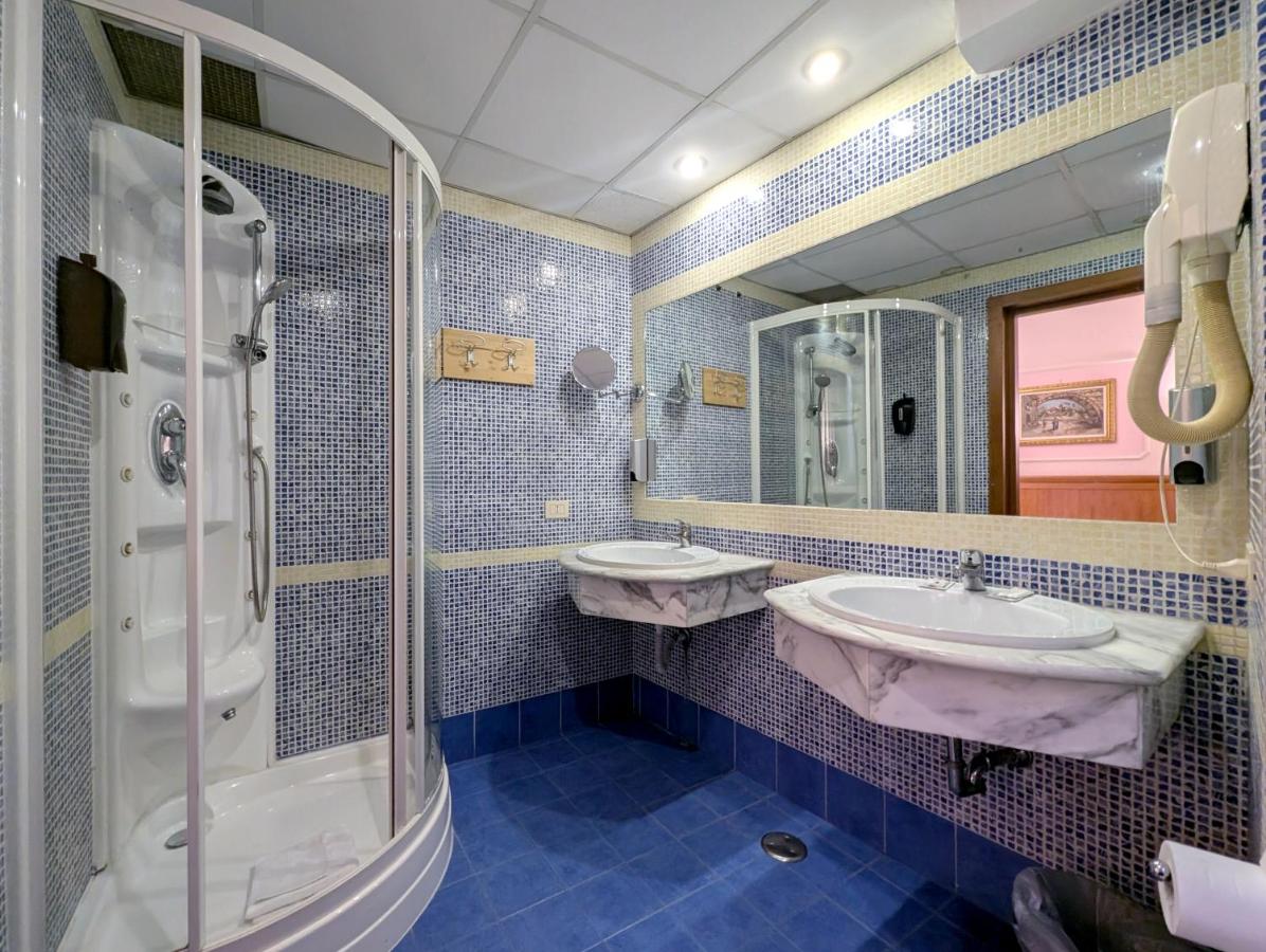 een badkamer met twee wastafels en een douche bij Hotel Philia in Rome