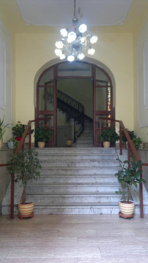 een trappenhuis in een gebouw met potplanten bij Hotel Philia in Rome