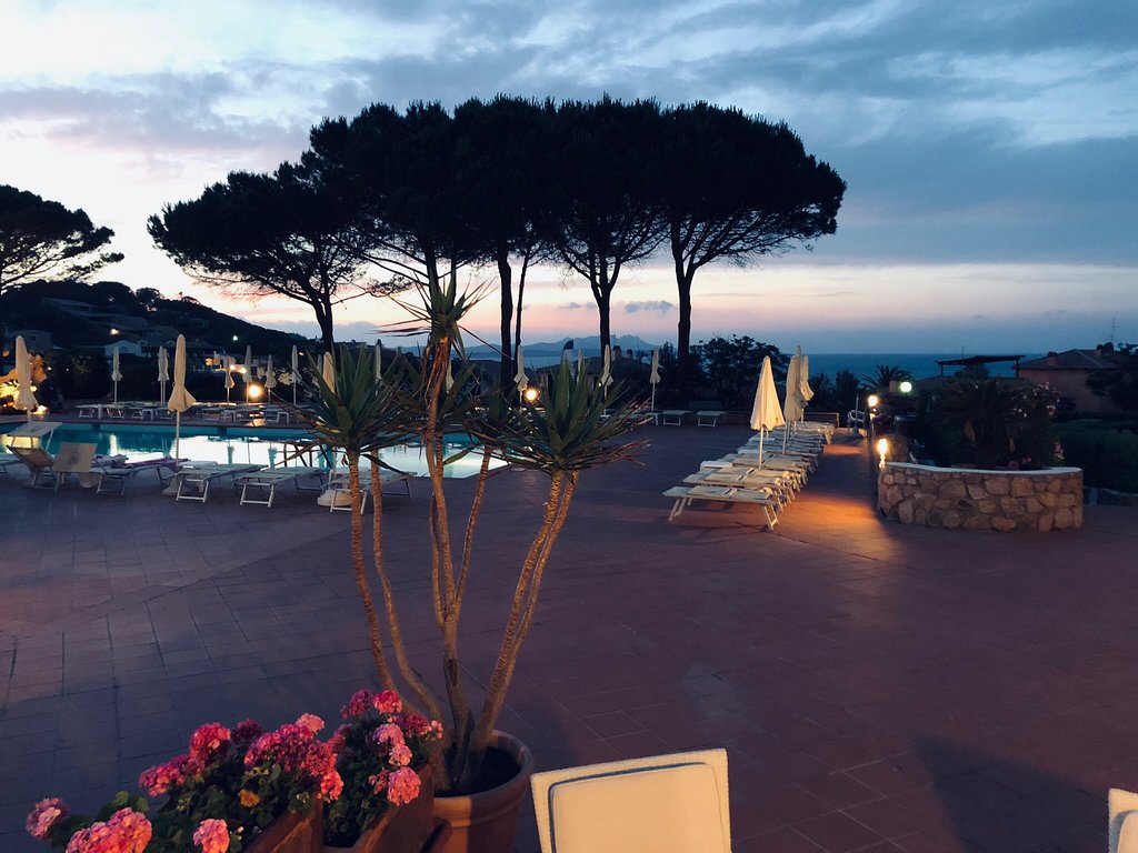 Zonsondergang vanaf het terras — Club Hotel Cormorano