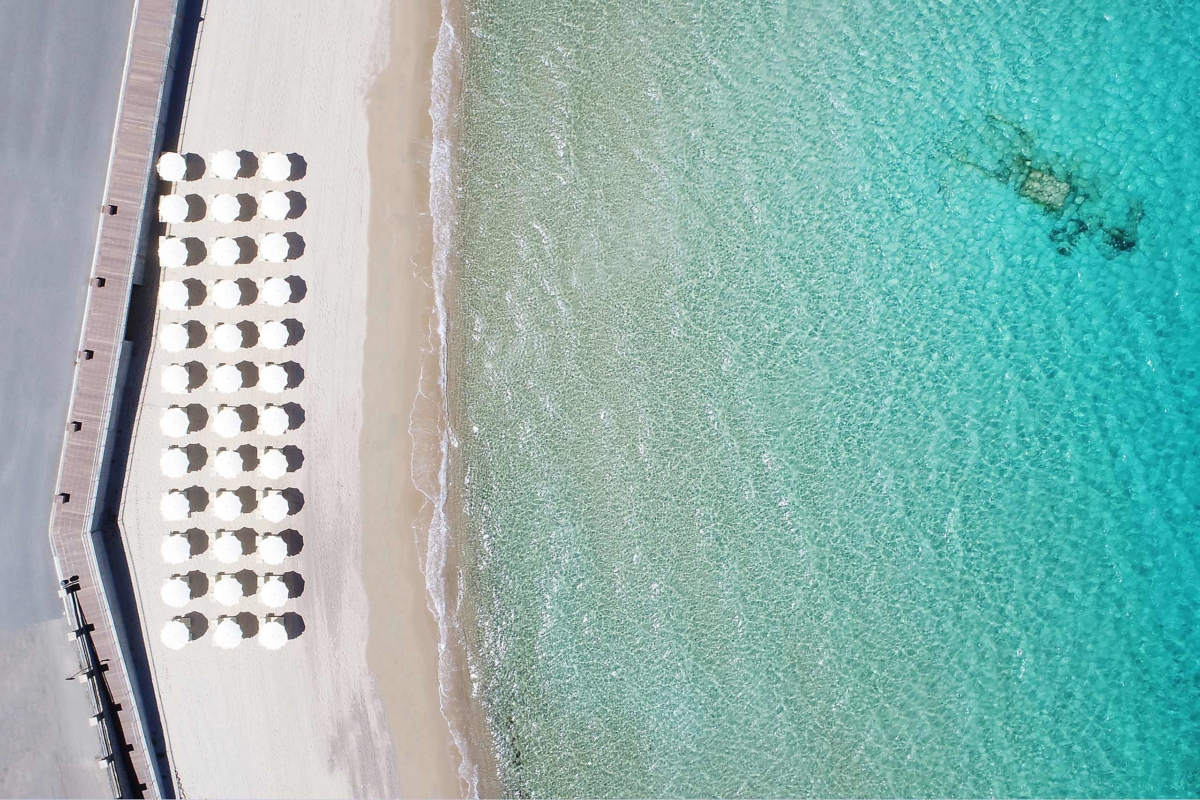 Wit zandstrand met turquoise water — Club Hotel Cormorano