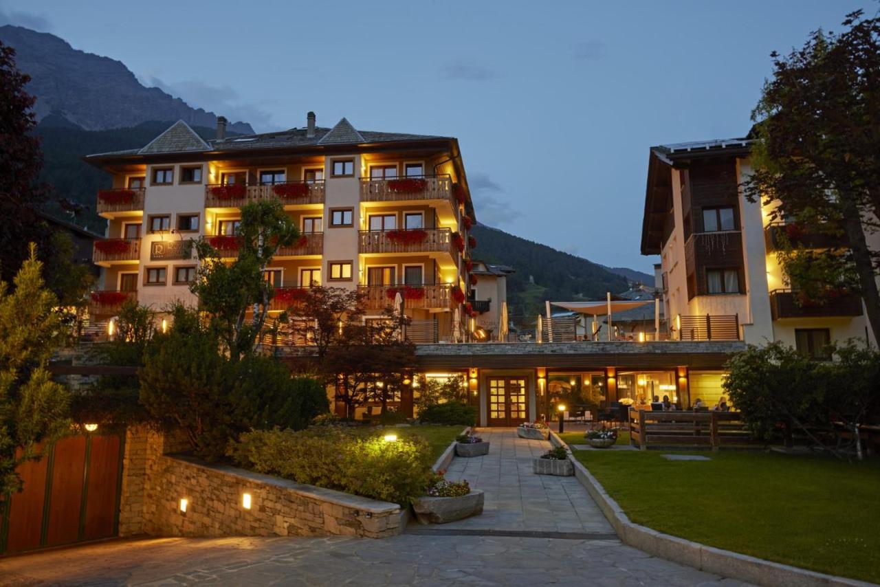 een hotel in de bergen 's nachts bij Hotel Rezia in Bormio