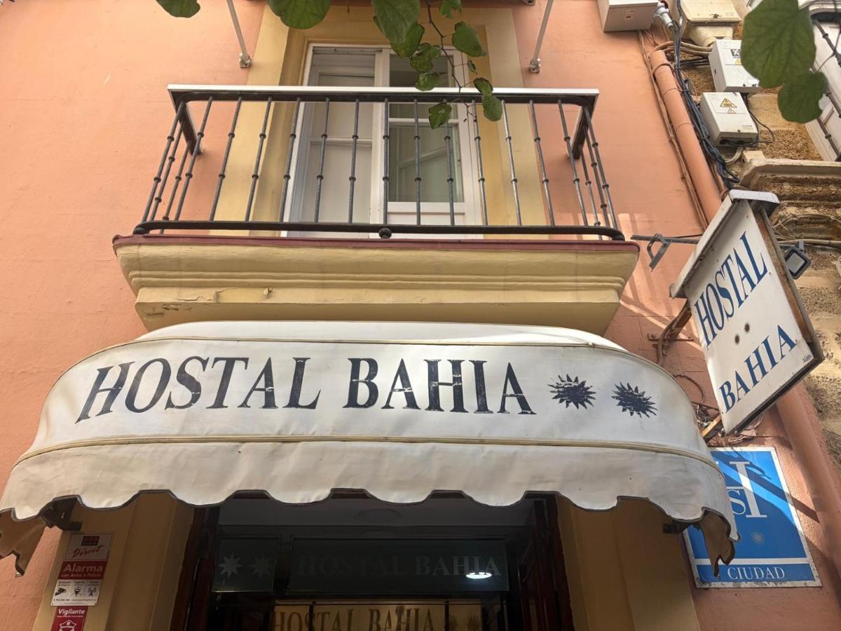 een bord voor een hostel (ballilla) op een gebouw bij Hostal Bahía in Cádiz