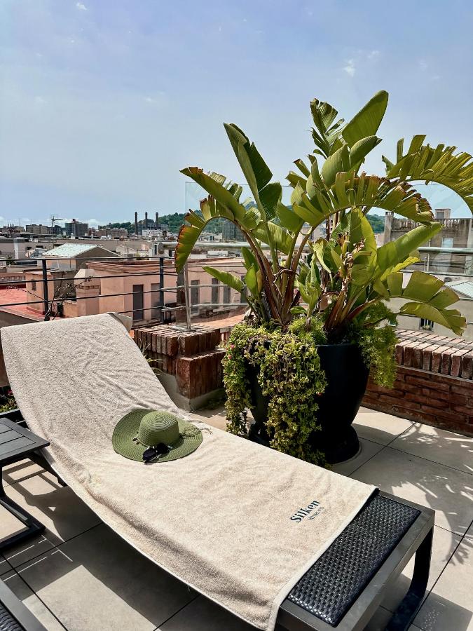 een tafel op een balkon met een plant bij Silken Ramblas in Barcelona