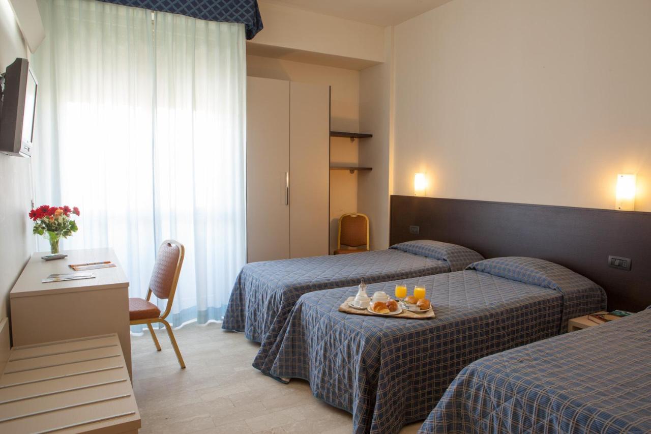 een hotelkamer met twee bedden en een tafel met eten erop. bij AUTO PARK Hotel in Florence