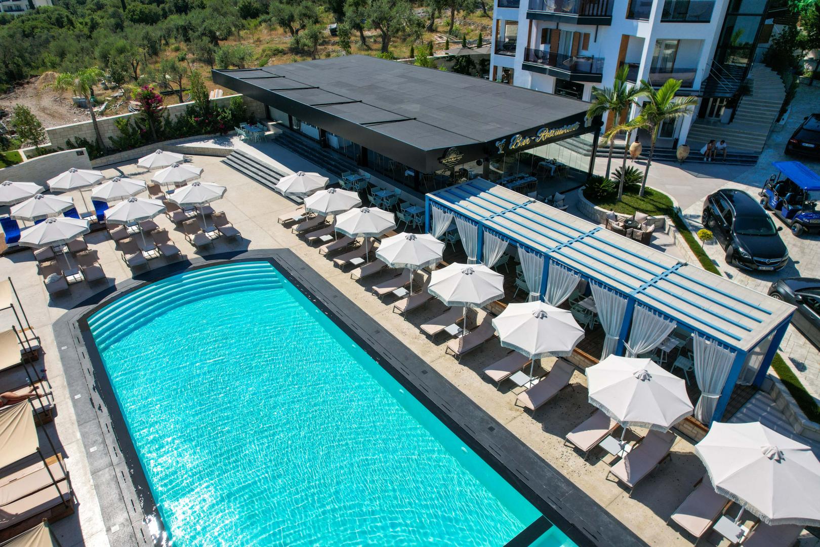 Buitenzwembad met ligbedden — Blue Boutique Hotel