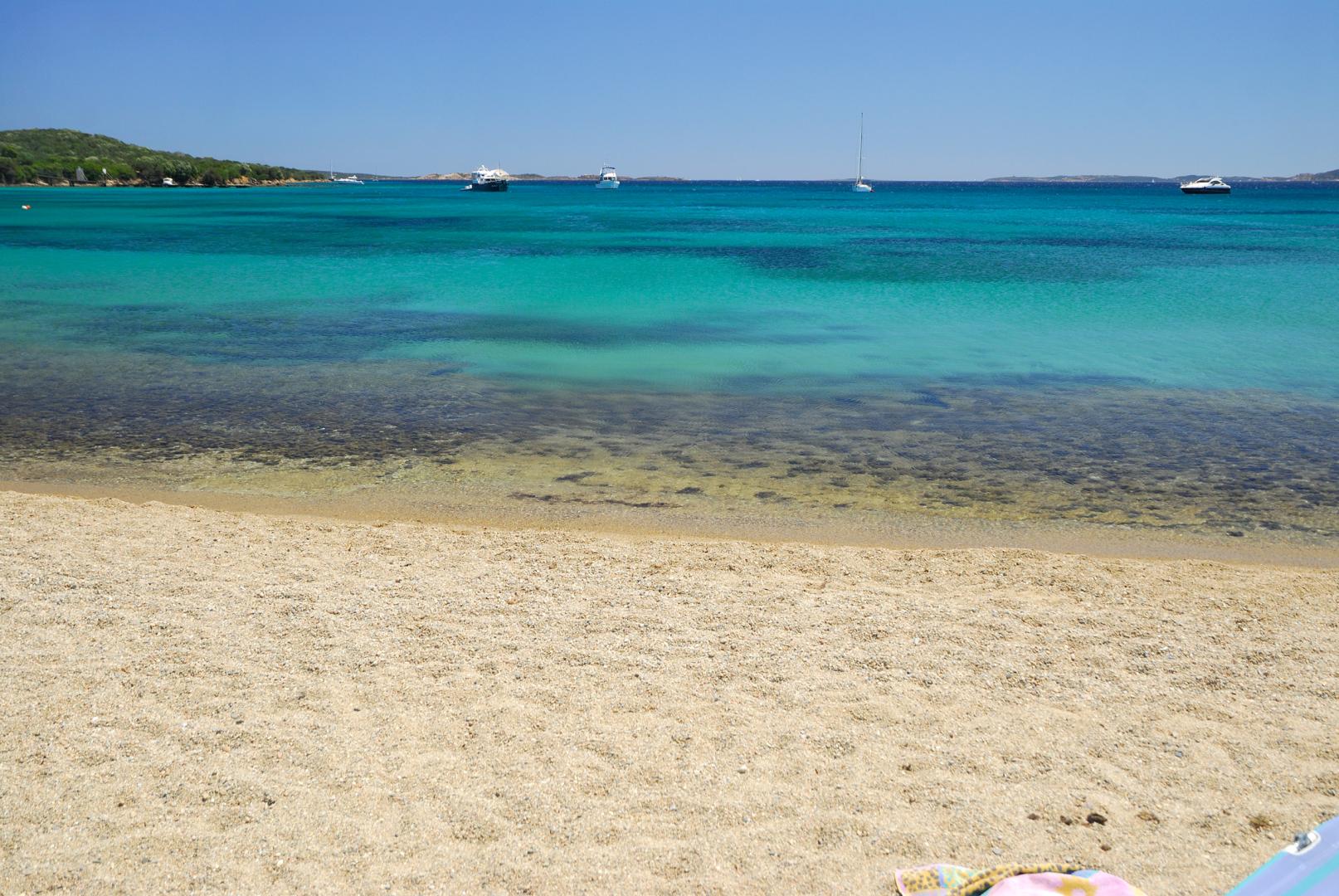 Wit zandstrand met turquoise water — Camping Village Capo D'Orso