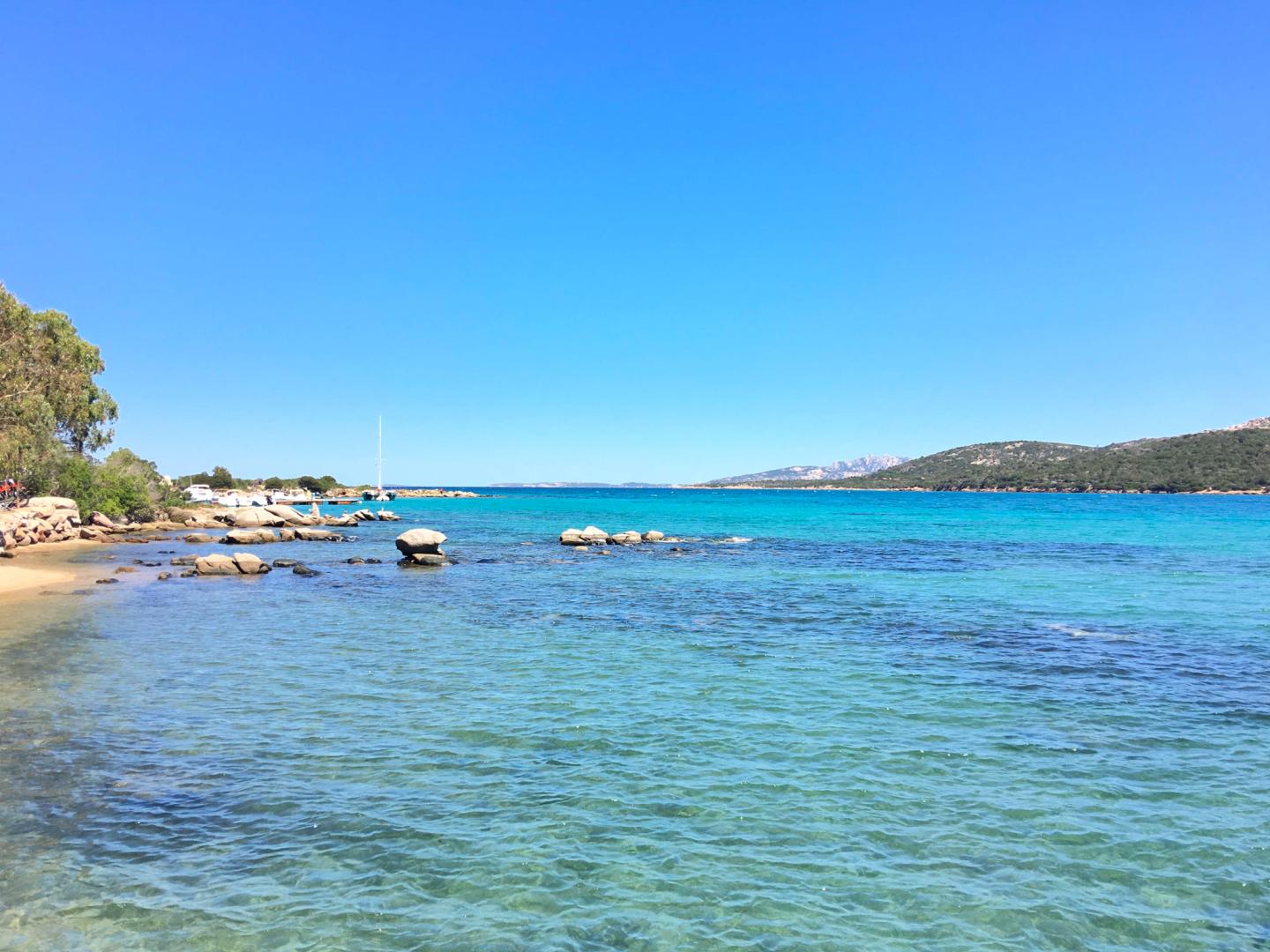 Wit zandstrand met turquoise water — Camping Village Capo D'Orso