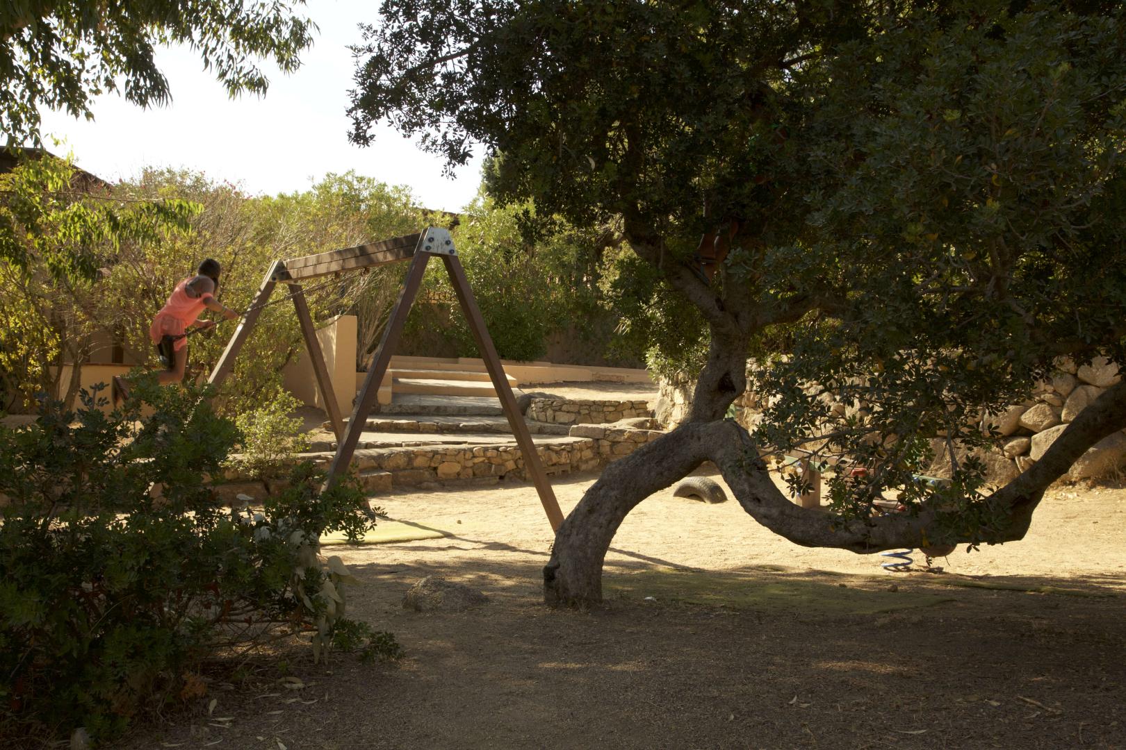 Houten dek met ligbedden — Camping Village Capo D'Orso