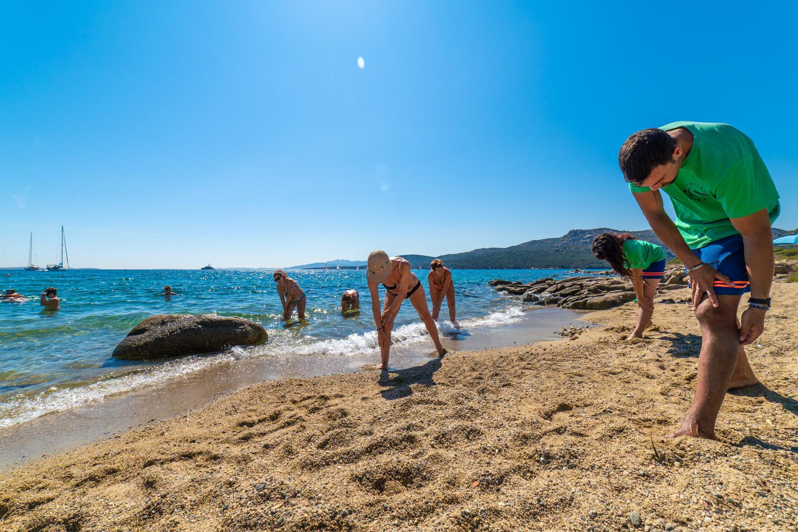 Privéstrand met parasols — Camping Village Capo D'Orso