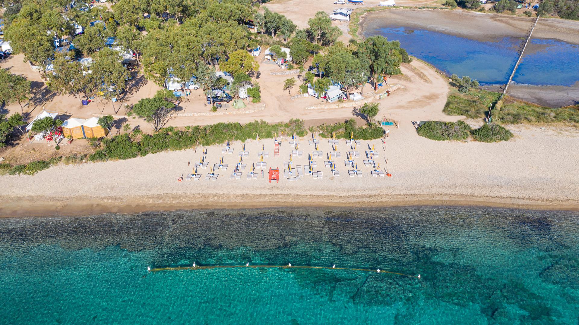 Privéstrand met parasols — Camping Village Capo D'Orso