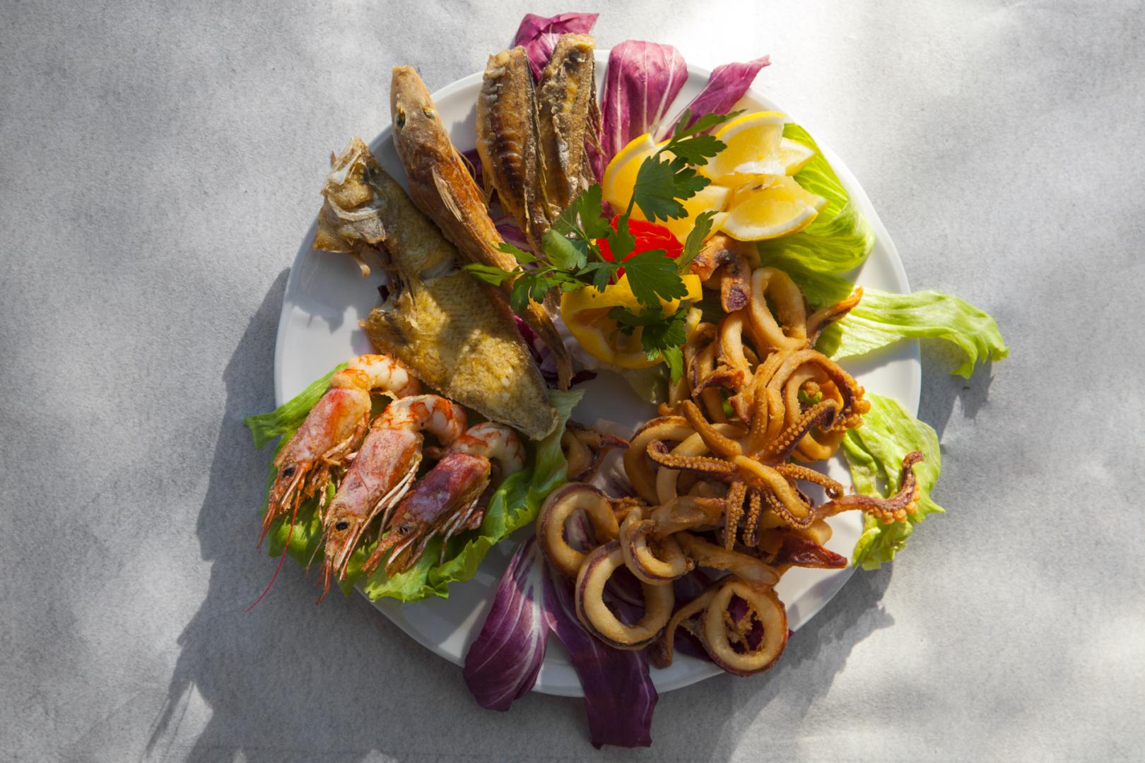 Buffet met diverse gerechten — Camping Village Capo D'Orso