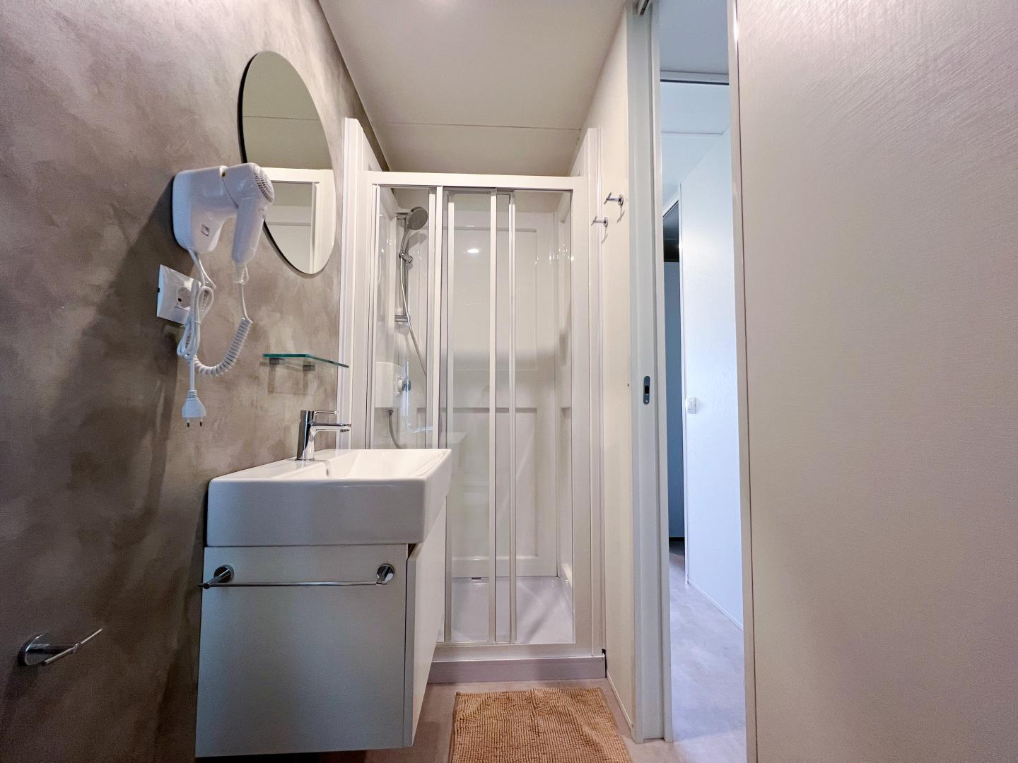 Badkamer met inloopdouche — Camping Village Capo D'Orso