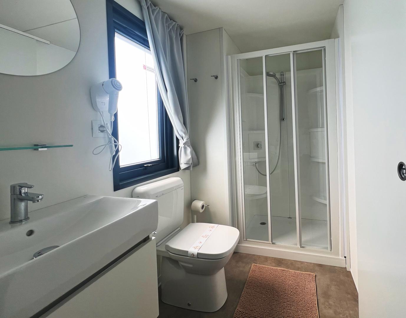 Badkamer met ligbad — Camping Village Capo D'Orso