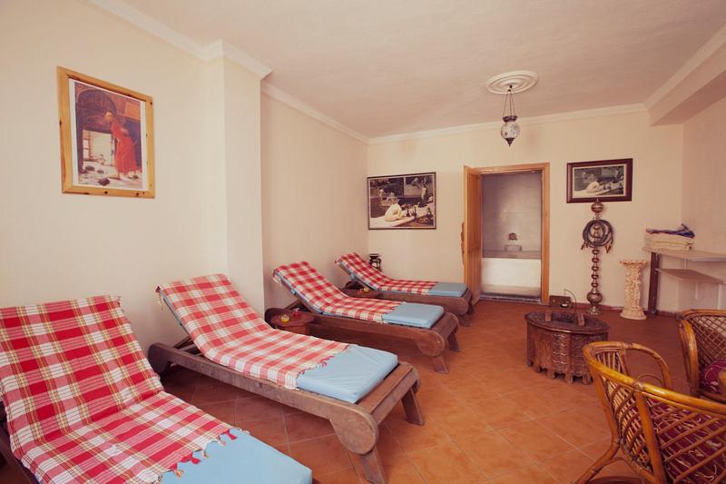 Catty Cats Garden Hotel image 3