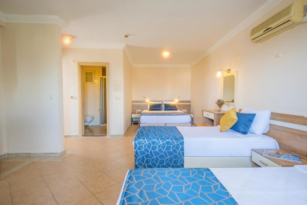 Catty Cats Garden Hotel image 1