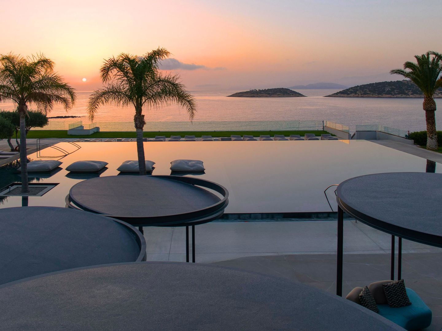 Minos Palace hotel & suites.