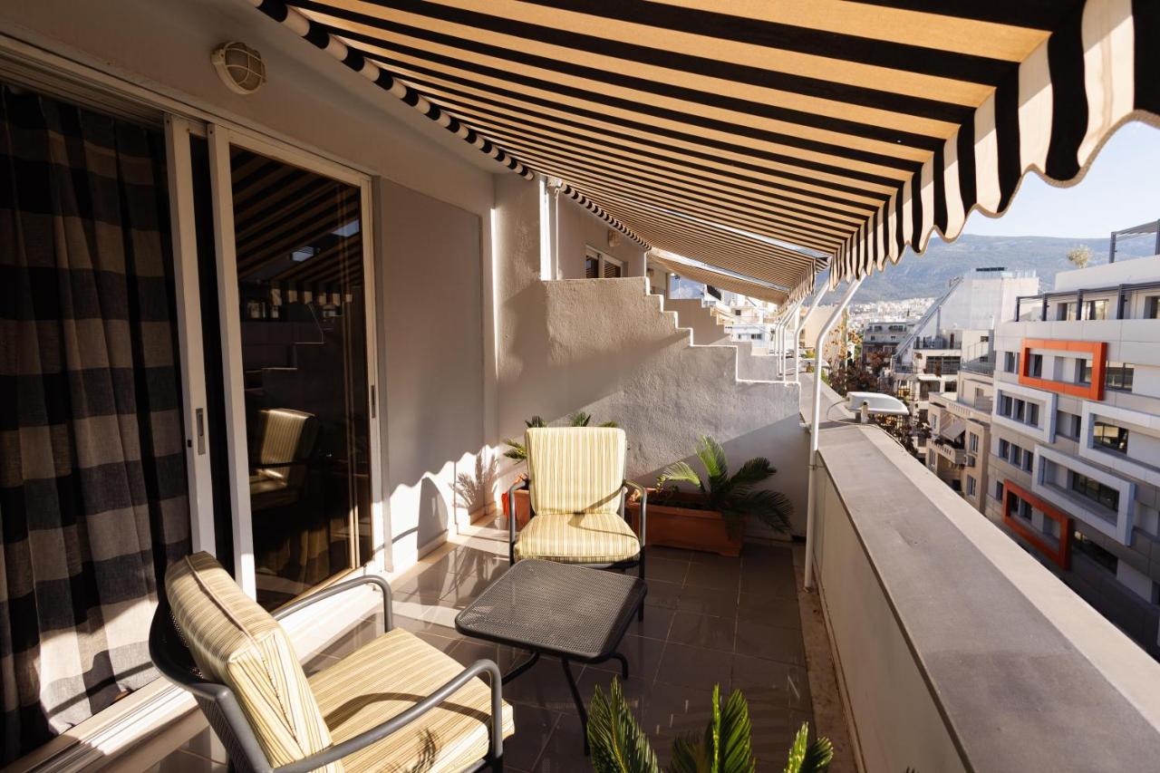 een balkon met stoelen en tafels op een gebouw bij Best Western Plus Embassy Hotel in Athene