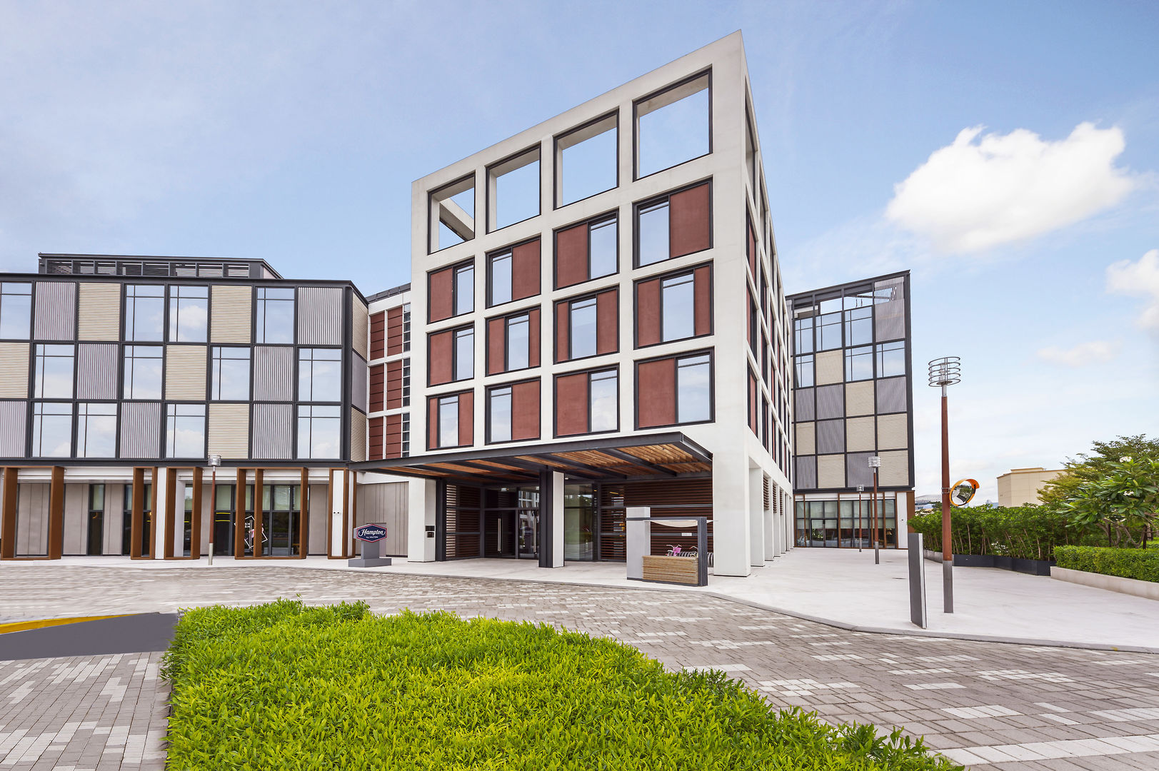 Hampton by Hilton Dubai Al Seef image 0