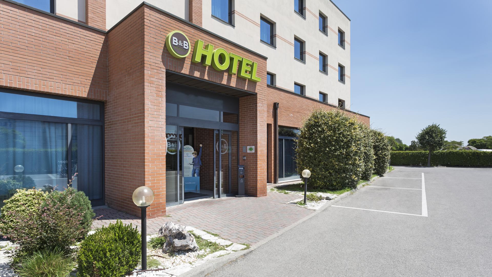 B&B HOTEL Ferrara image 0