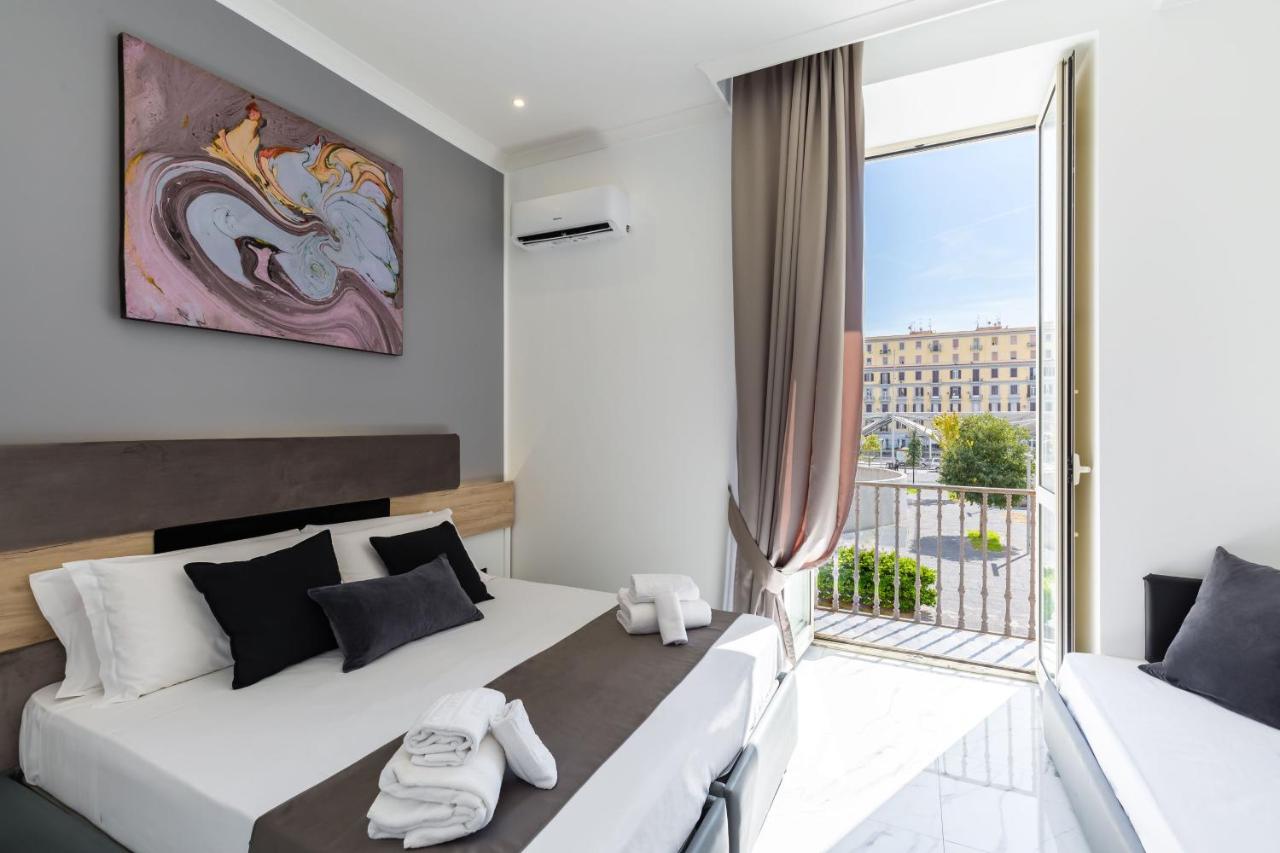 een slaapkamer met een bed en een groot raam bij Hotel Sant'Angelo Palace in Napels