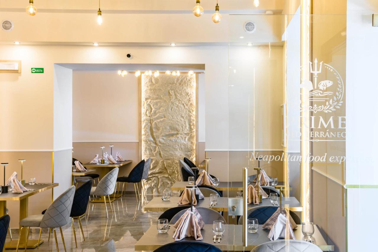 een eetzaal met tafels en stoelen in een restaurant bij Hotel Sant'Angelo Palace in Napels +118 foto's