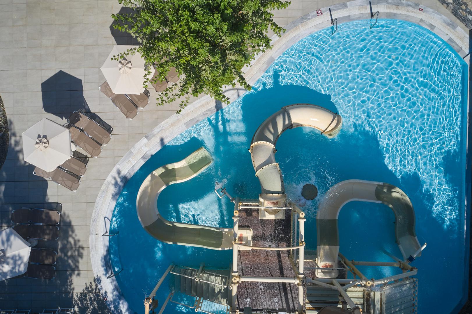 Buitenzwembad met ligbedden — Atlantica Akti Zeus Hotel
