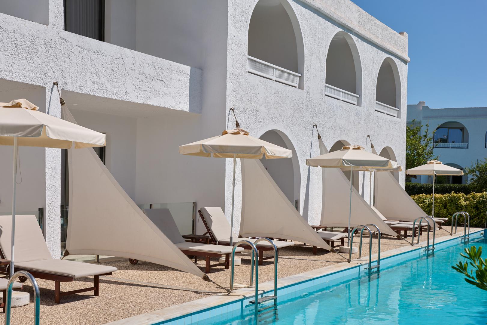 Buitenzwembad met ligbedden — Atlantica Akti Zeus Hotel