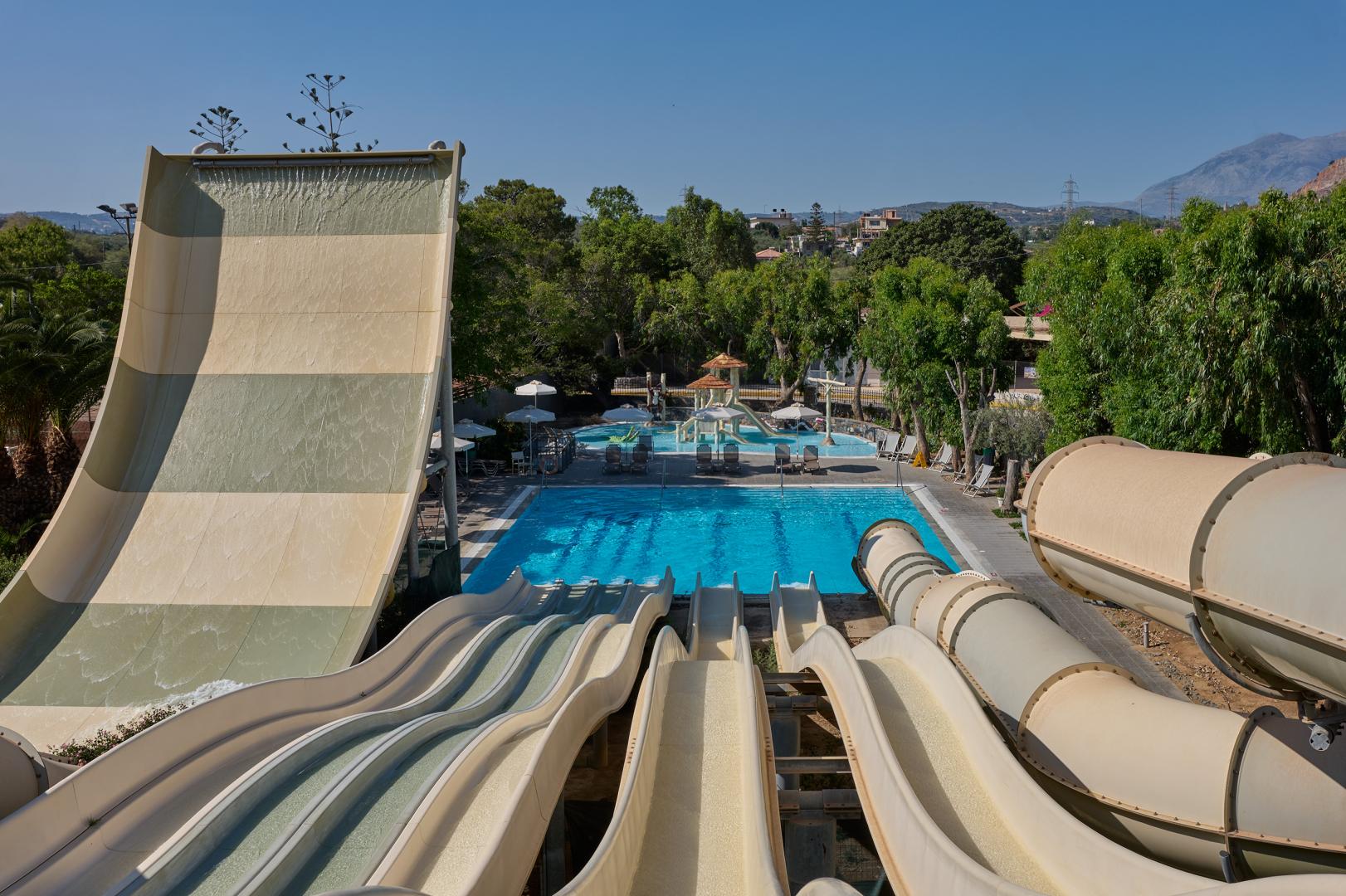 Zwembad omringd door palmbomen — Atlantica Akti Zeus Hotel