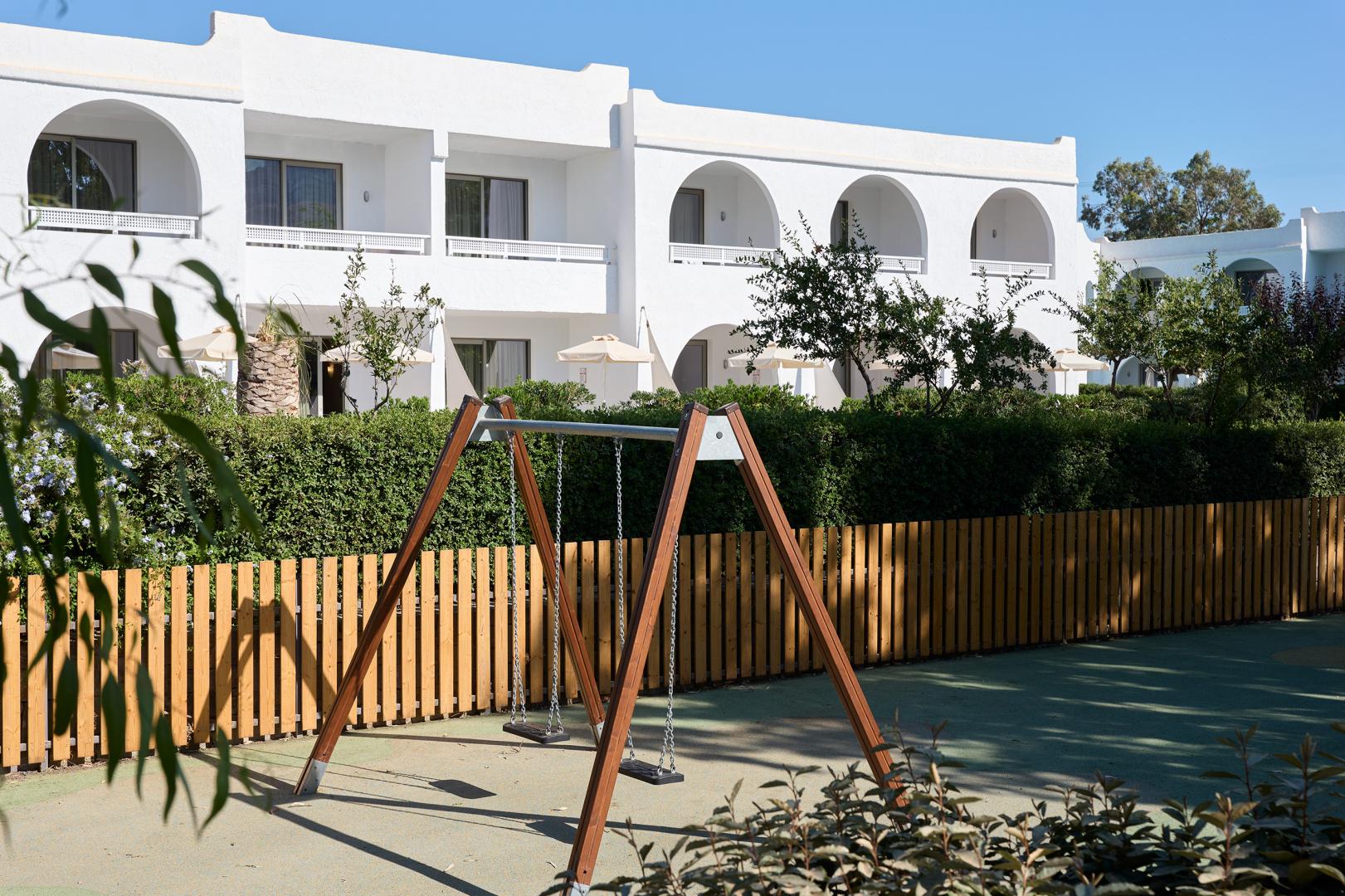 Mediterraans hotelgebouw — Atlantica Akti Zeus Hotel