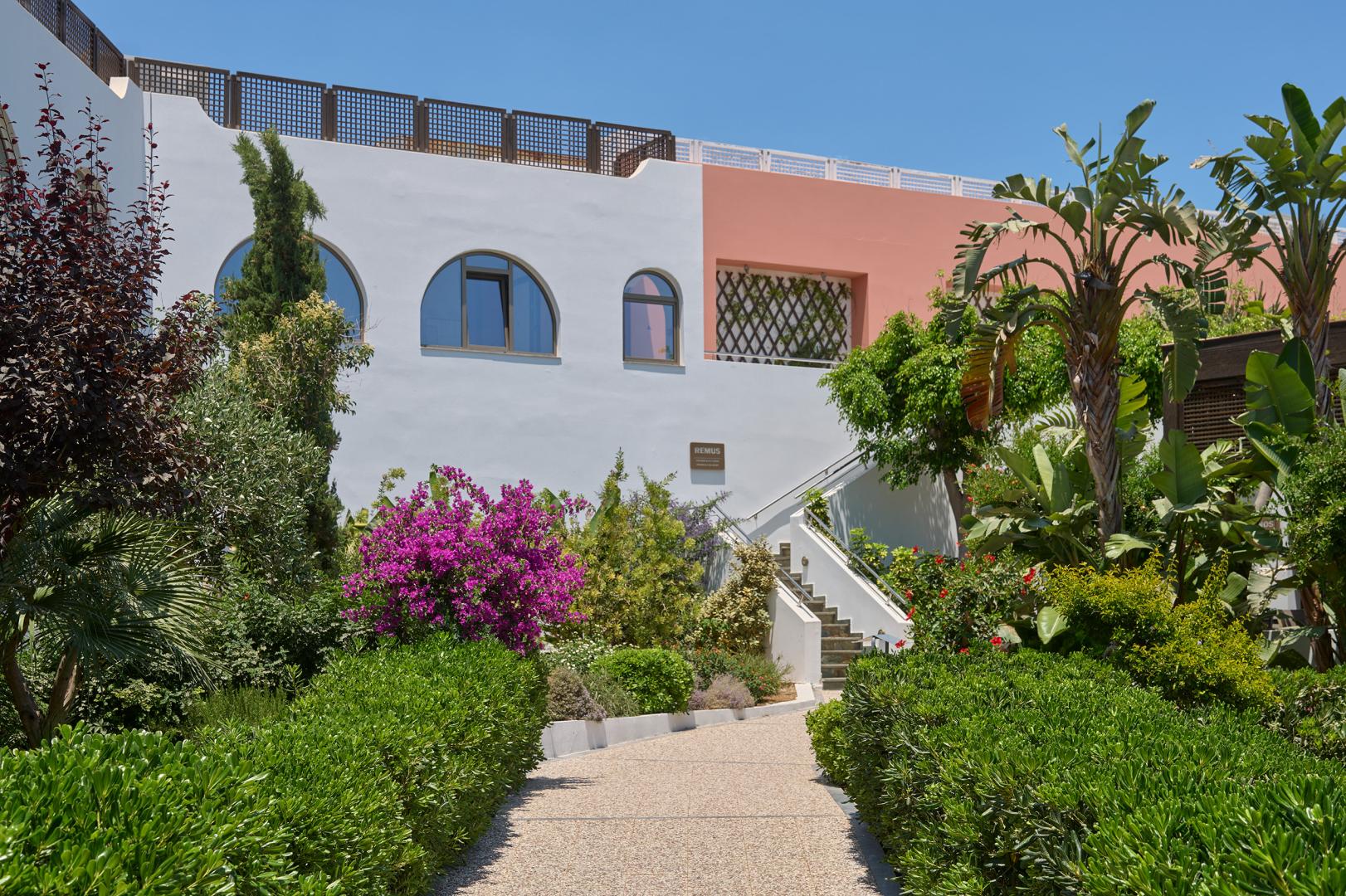 Tropische tuin met palmbomen — Atlantica Akti Zeus Hotel