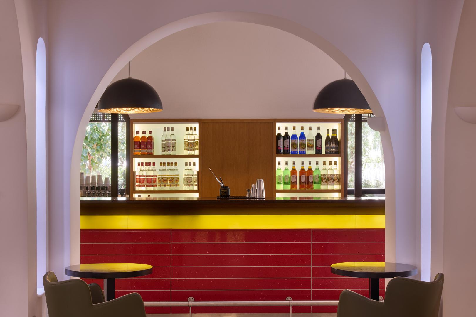 Bar met drankenselectie — Atlantica Akti Zeus Hotel