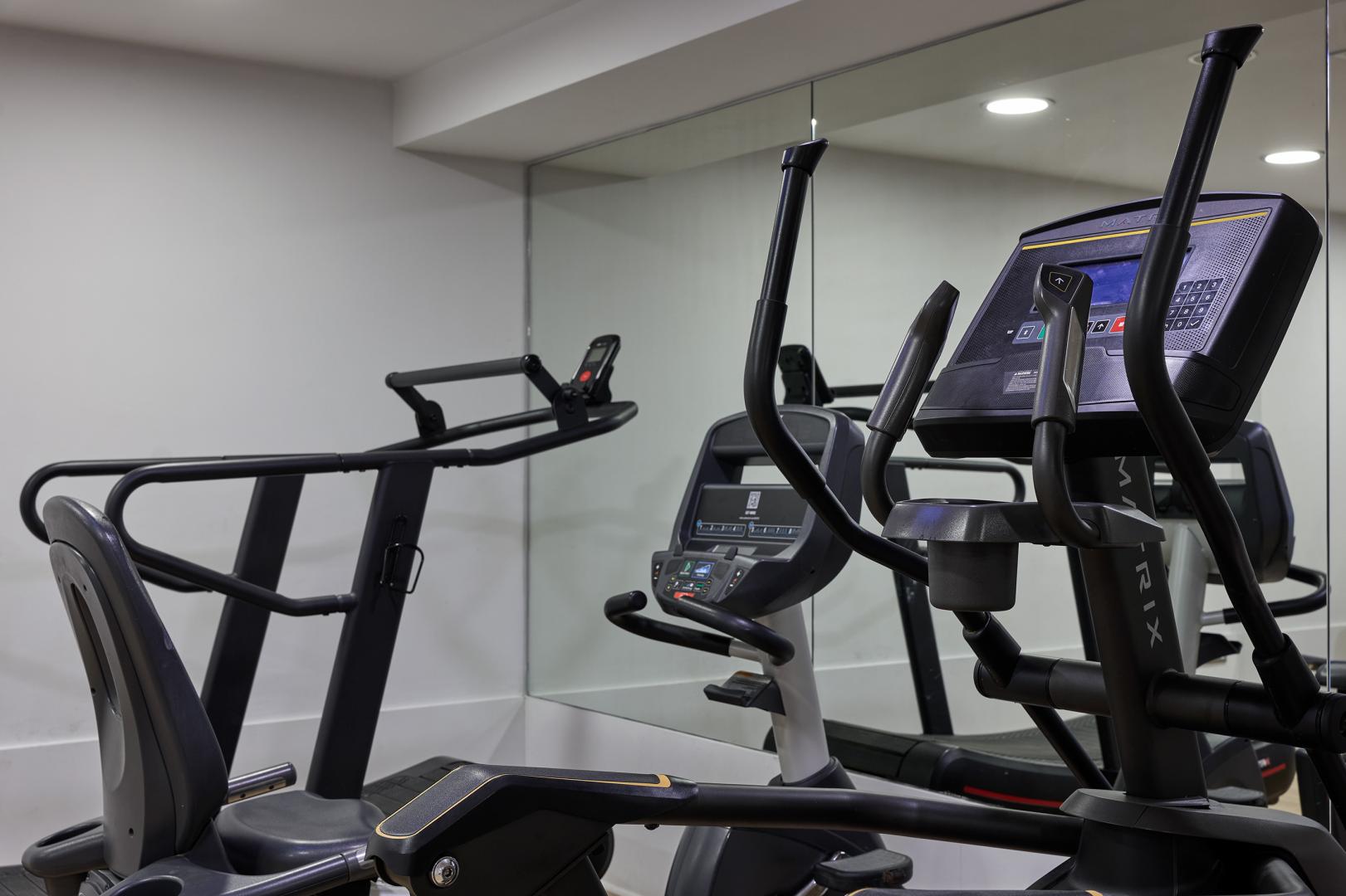Fitnessruimte met cardio-apparaten — Atlantica Akti Zeus Hotel