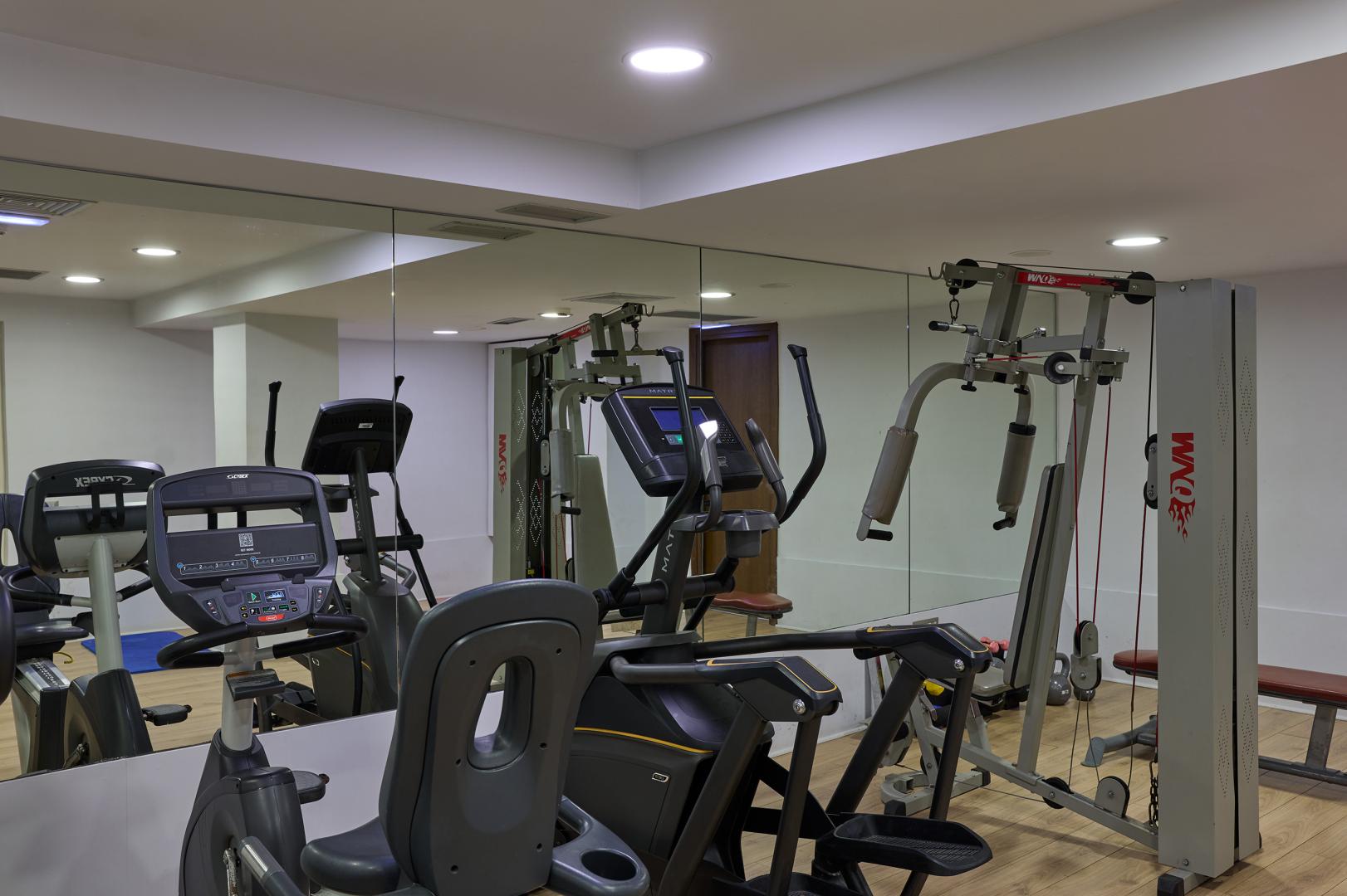 Fitnessruimte met cardio-apparaten — Atlantica Akti Zeus Hotel