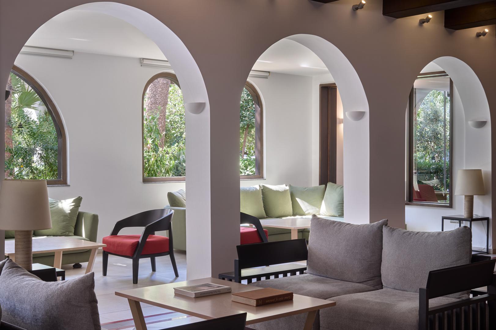 Relaxruimte met ligbedden — Atlantica Akti Zeus Hotel