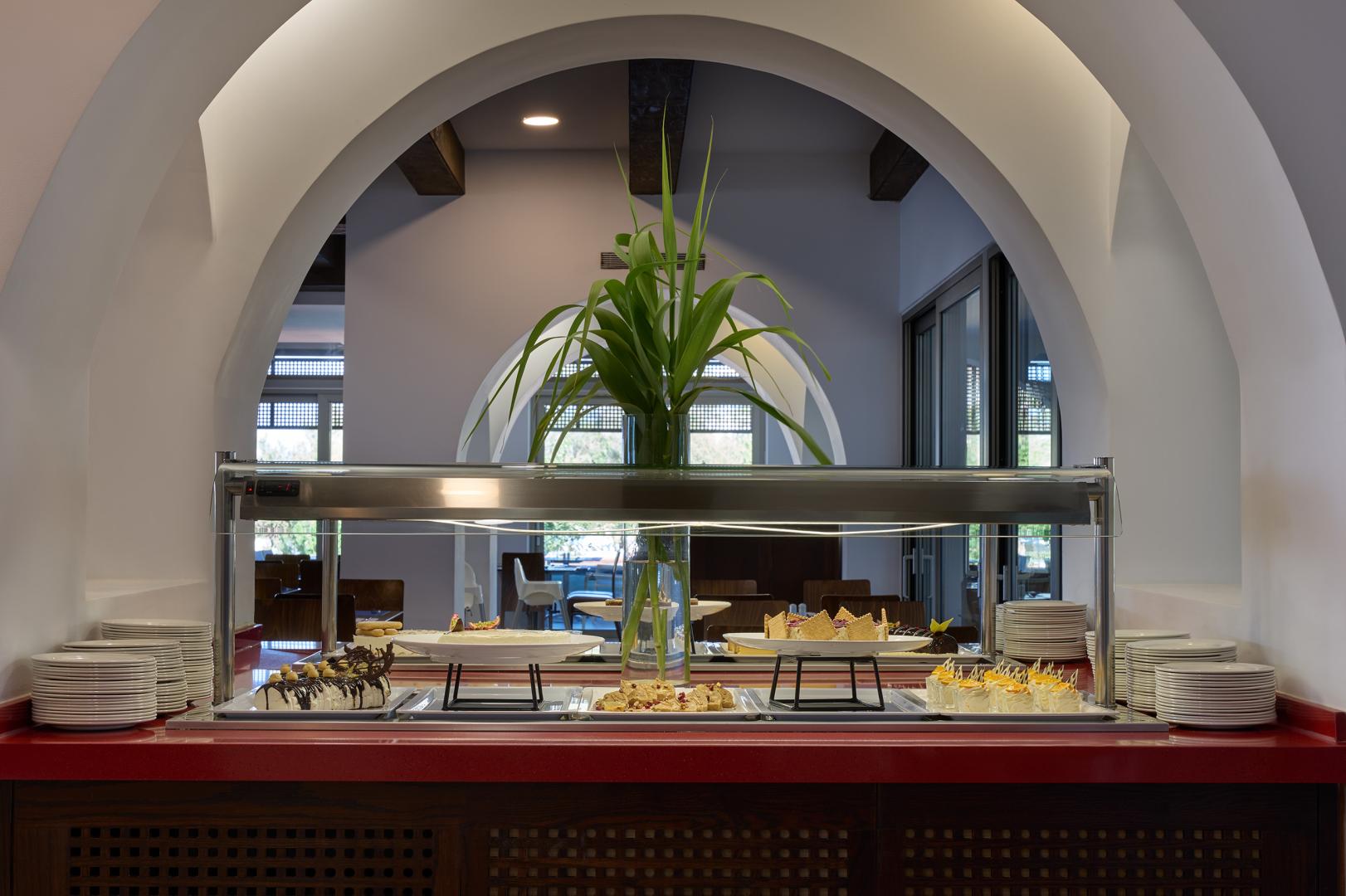 Restaurant met gedekte tafels — Atlantica Akti Zeus Hotel