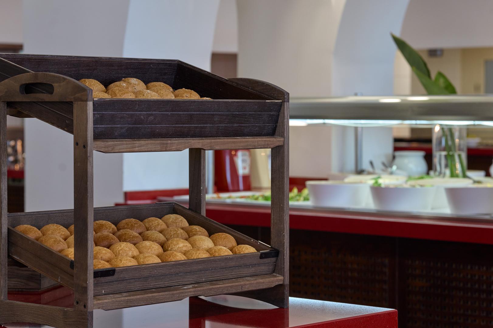 Buffet met diverse gerechten — Atlantica Akti Zeus Hotel