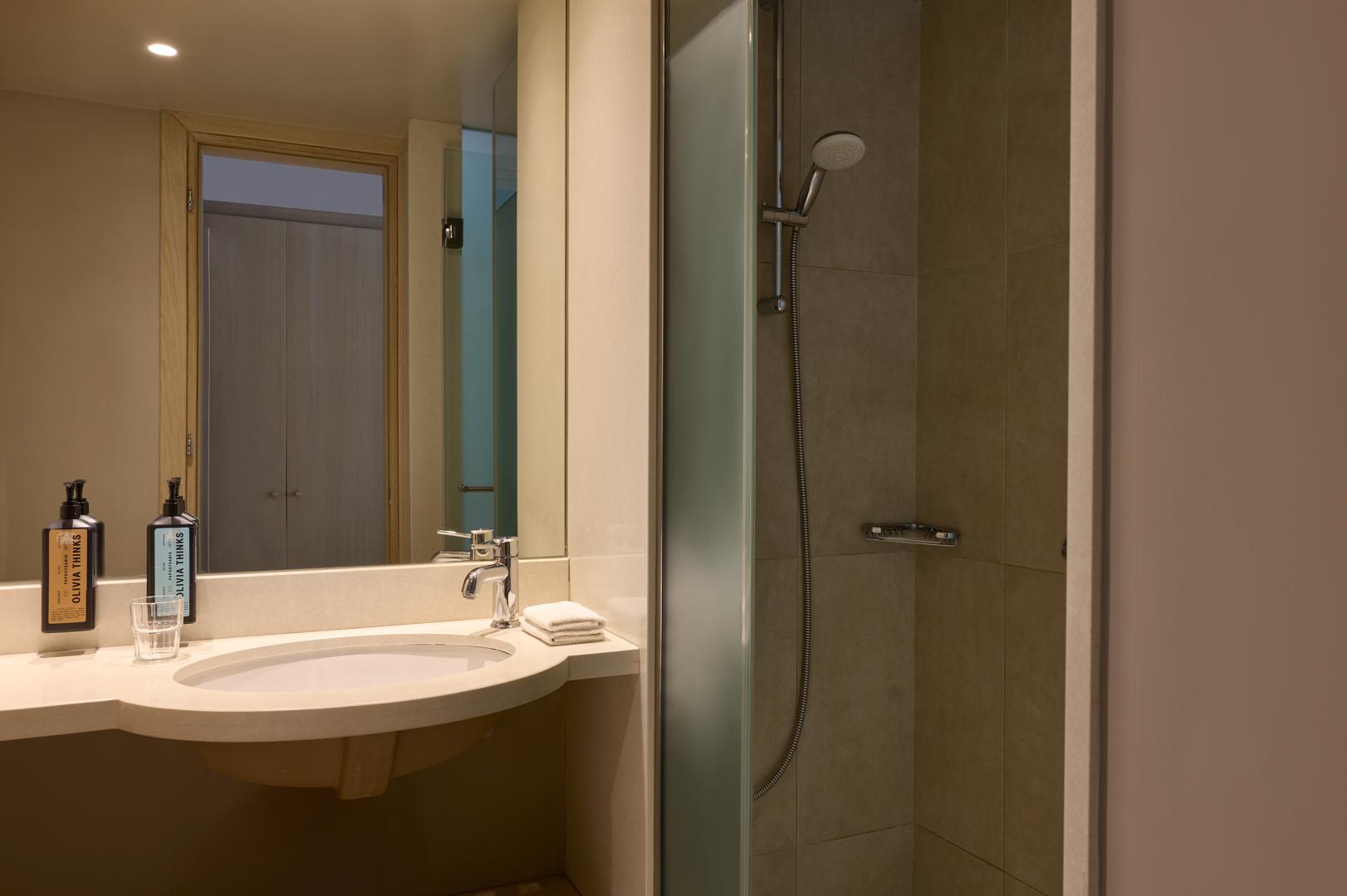 Badkamer met inloopdouche — Atlantica Akti Zeus Hotel