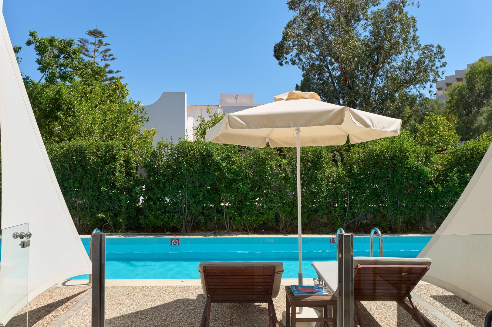 Buitenzwembad met ligbedden — Atlantica Akti Zeus Hotel
