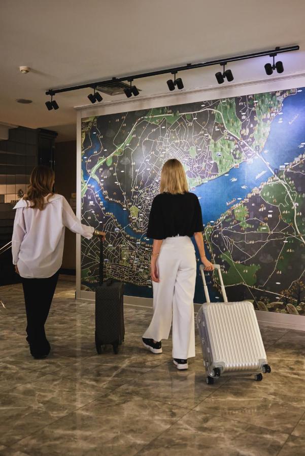Twee vrouwen staan met bagage voor een muur. bij Avantgarde Urban Taksim in Istanbul