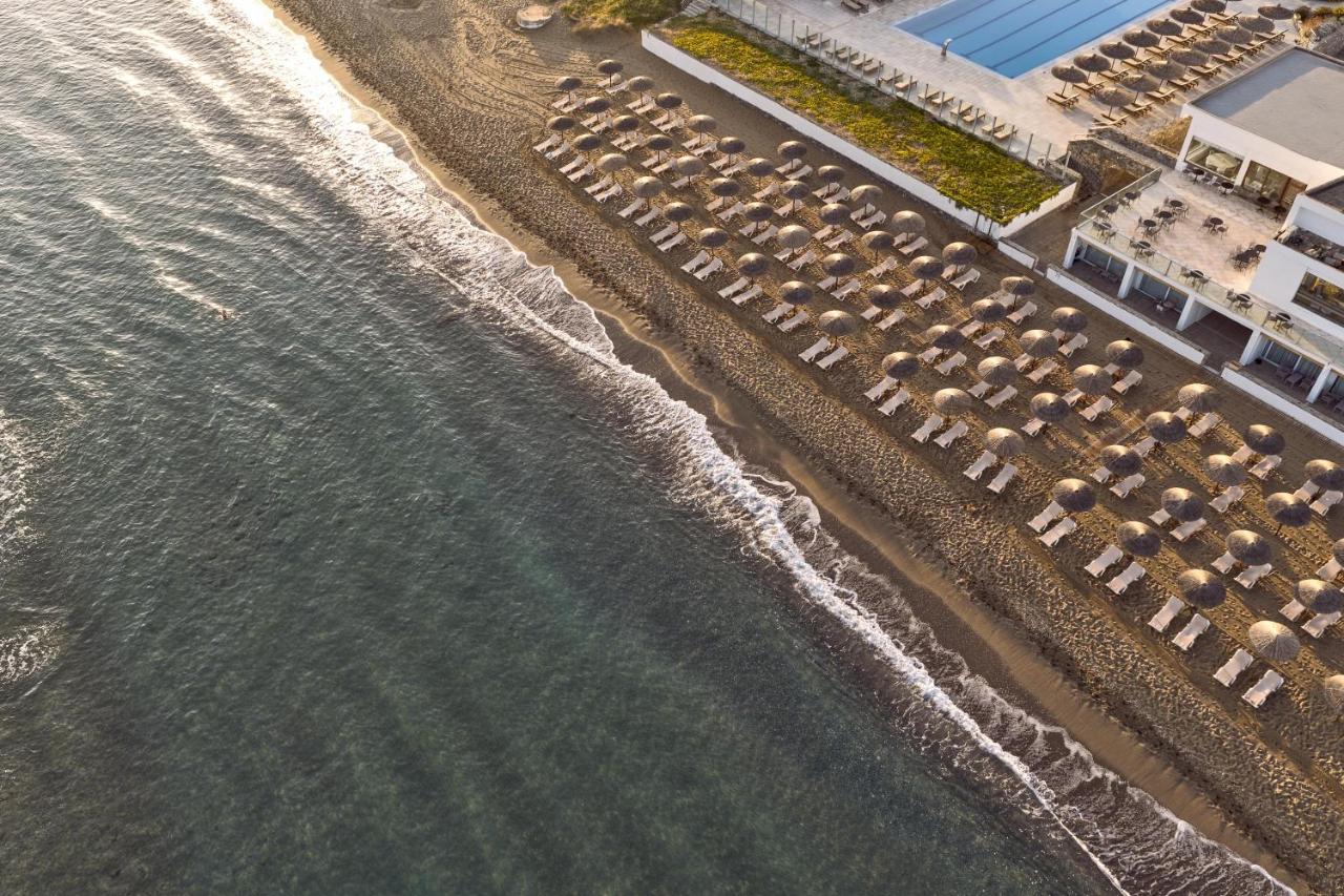een luchtfoto van een strand met een groep hotels bij Civitel Creta Beach in Amoudara Herakliou