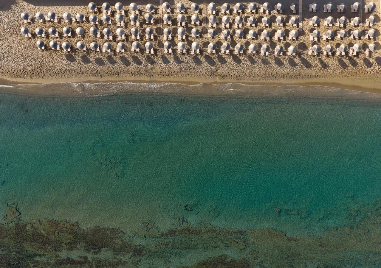 Een luchtfoto van een strand met een aantal stoelen. bij Civitel Creta Beach in Amoudara Herakliou
