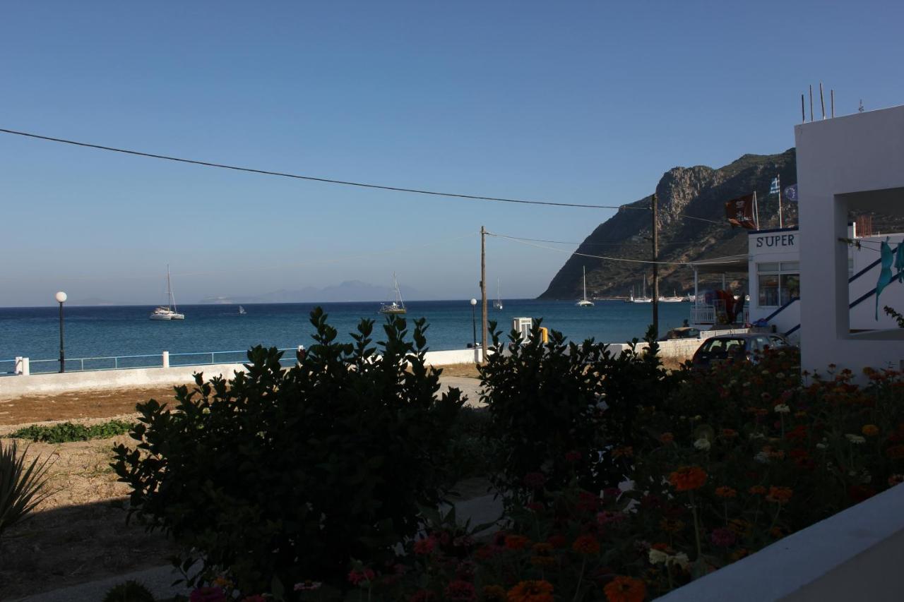een uitzicht op de oceaan en een strand bij Studio Anthoula in Kefalos