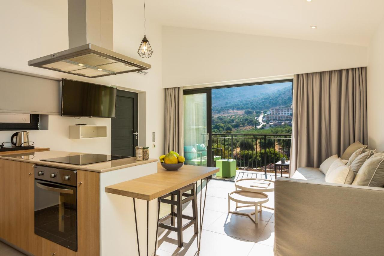 een keuken en woonkamer met uitzicht op een balkon bij T Hotel Premium Suites in Balíon