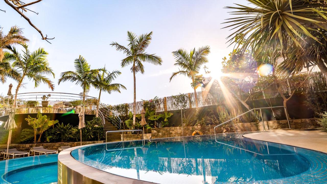 een zwembad in een resort met palmbomen bij Bohemia Suites & Spa - Adults Only in Playa del Inglés